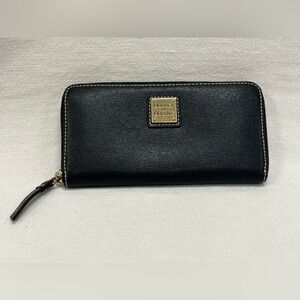 Dooney & Bourke Zip Leather Zip Wallet / Black